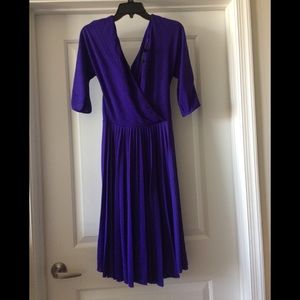 BCBG beautiful pleated dress with belt